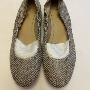 Vionic Size 7 snake print flat
